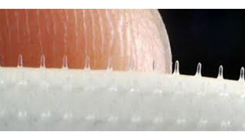 Plasturele 3D cu microac ar putea înlocui acul vaccinului